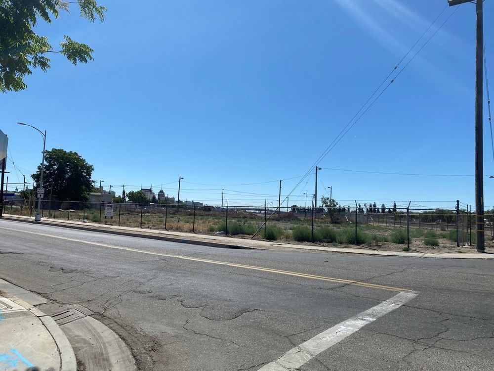 ±0.76 Acres of Vacant Mixed-Use Development Land: 510 E Divisadero , Fresno, CA 93721